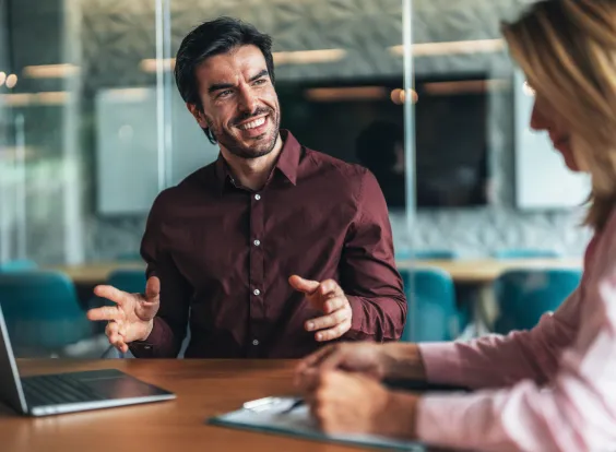 hombre y mujer en reunion