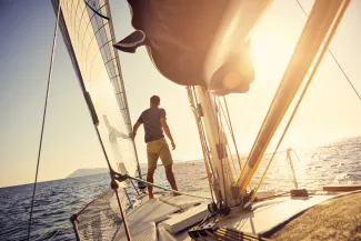 persona disfrutando en banco