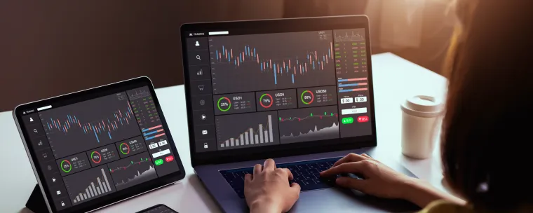 mujer mirando graficas en su ipad, computadora y celular