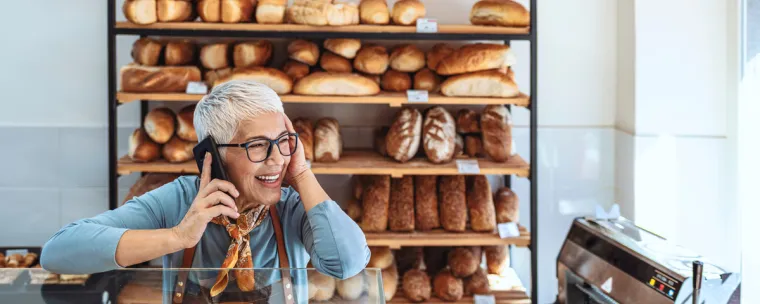 mujer en panadería hablando por celular