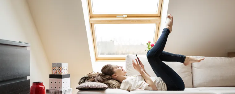 mujer en un sillón usando el celular