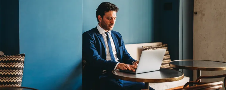 persona usando computadora