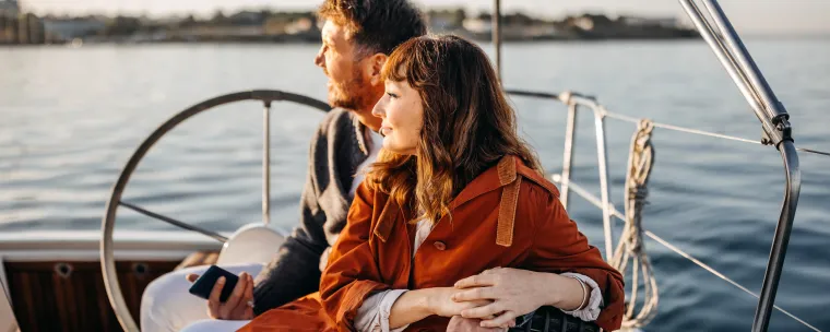 mujer y hombre en barco