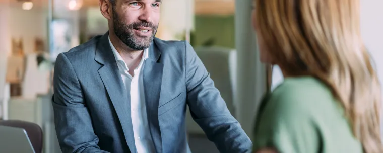 mujer y hombre en charla