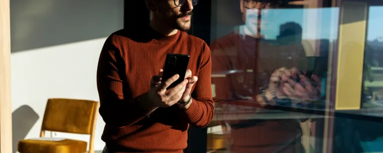 hombre mirando por la ventana 