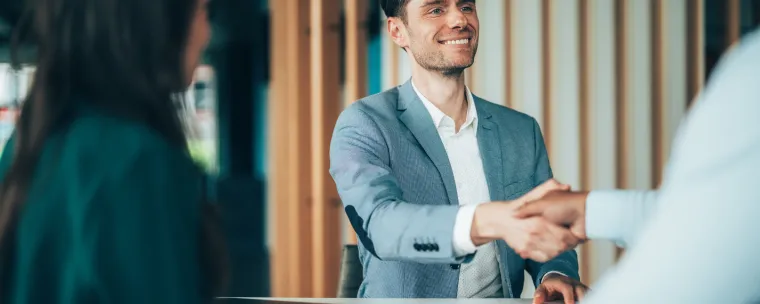 hombre dando una charla